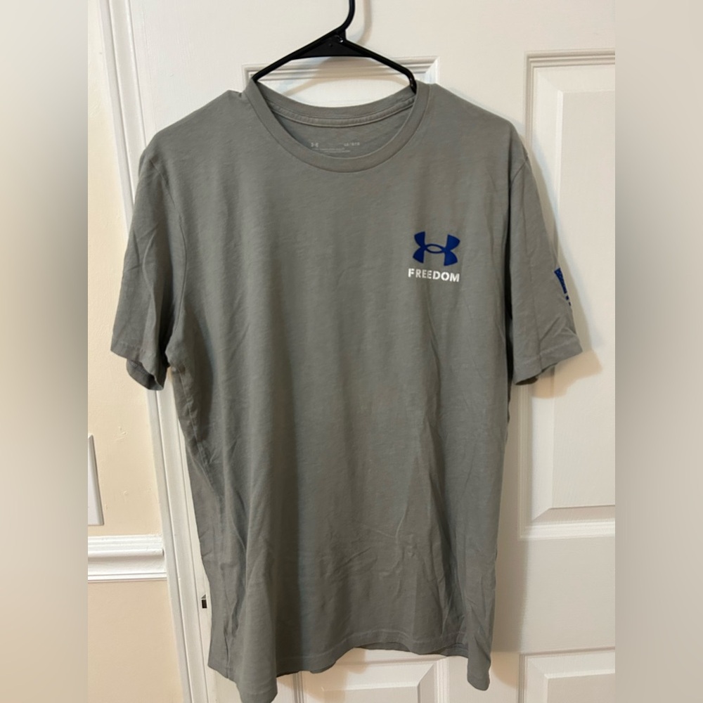 Men’s under Armour graphic tshirt size large flag logo